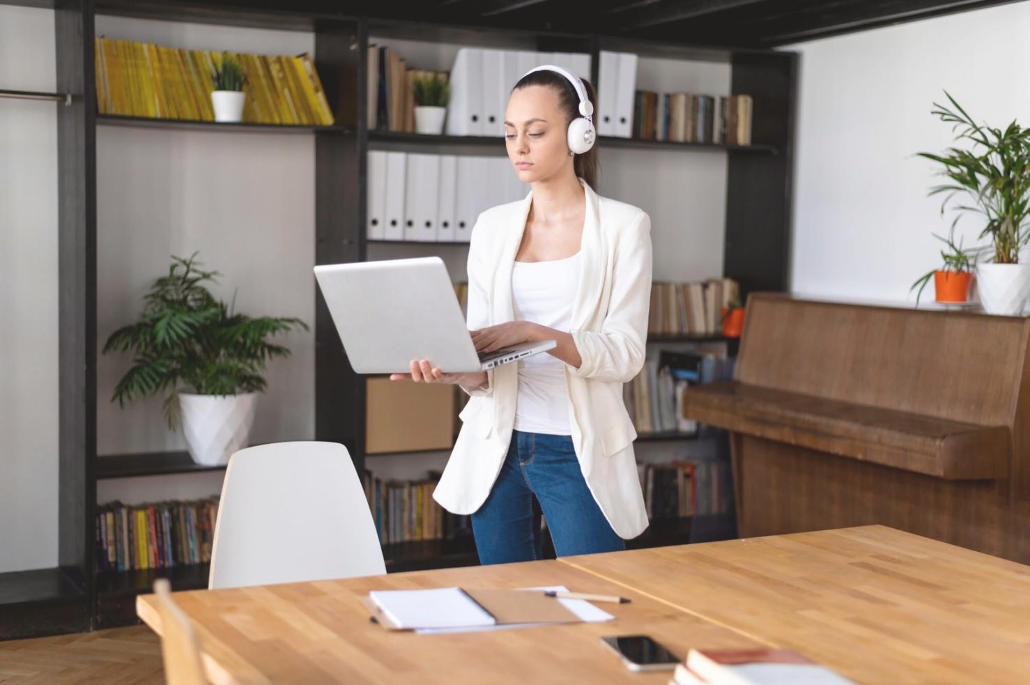 Studente che segue lezione online di scrittura legale